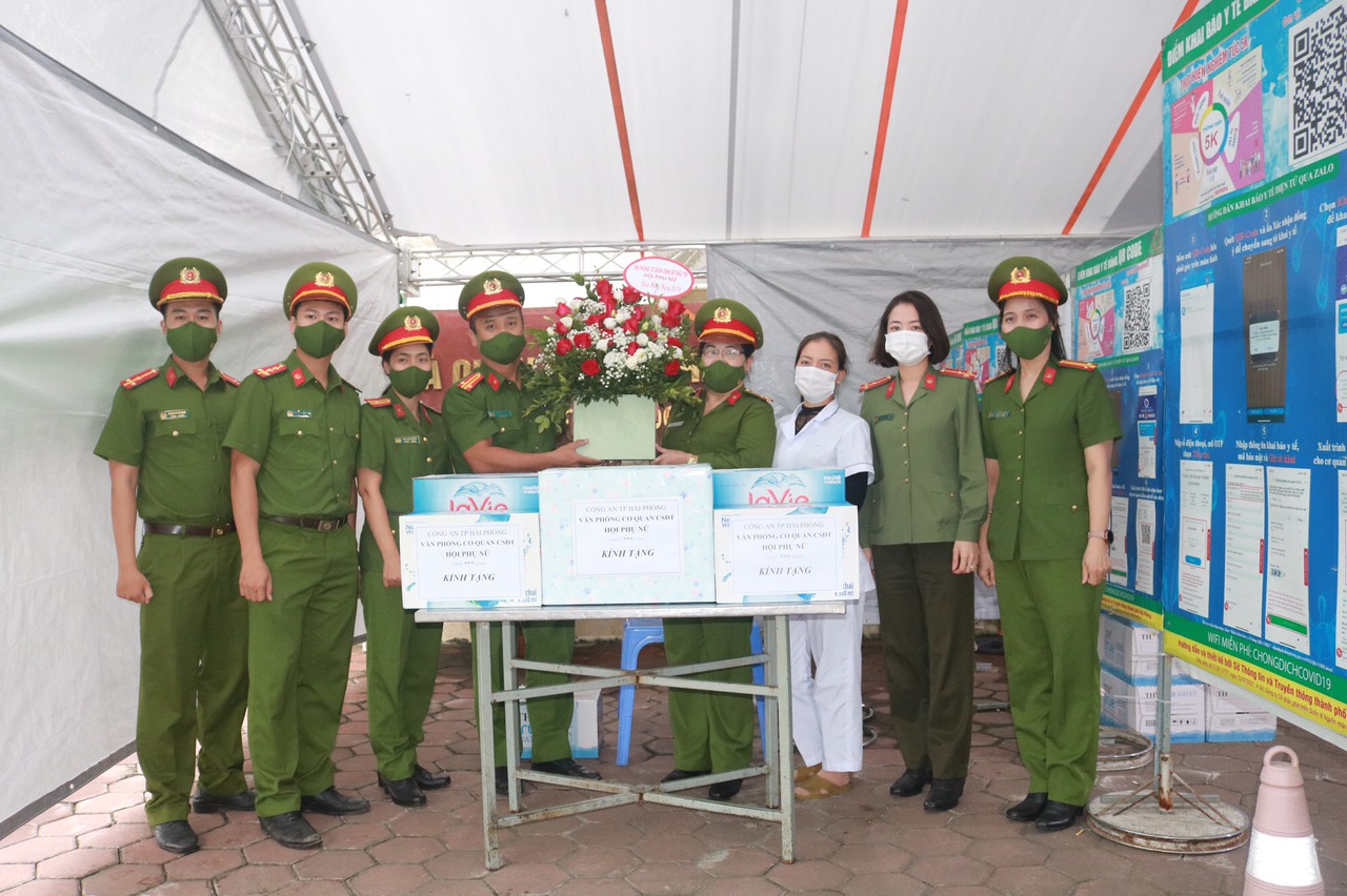 Hội phụ nữ Văn phòng Cơ quan CSĐT: Thăm, tặng quà các chốt kiểm soát dịch Covid-19 tại huyện Vĩnh Bảo và quận Dương Kinh